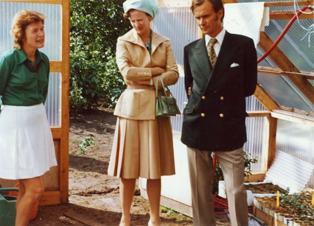 Dronning Margrethe og Prins Henrik på besøg på Overgaard Gods i skovfoged Apollos drivhus. Karen Apollo ses til venstre. Den 13. august 1974